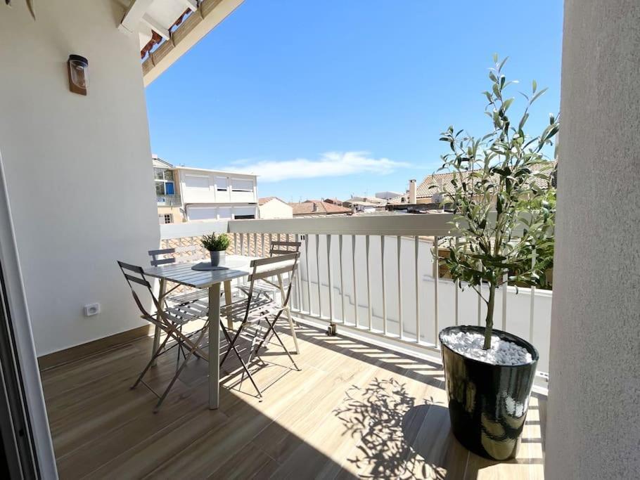 Duplex Centre Ville - 50m de la Plage - Clim - Garage - Netflix Le Grau-du-Roi Extérieur photo