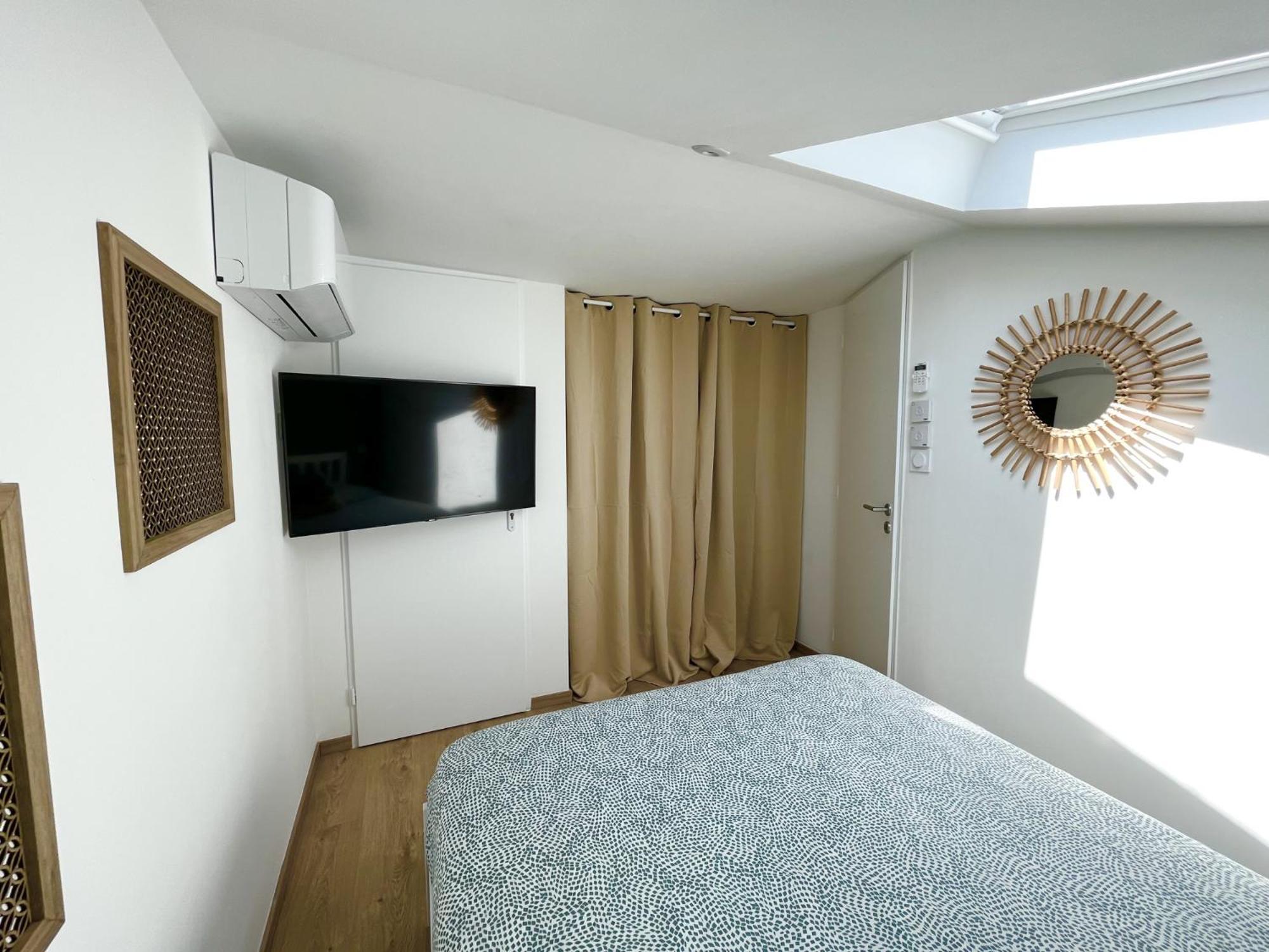 Duplex Centre Ville - 50m de la Plage - Clim - Garage - Netflix Le Grau-du-Roi Chambre photo